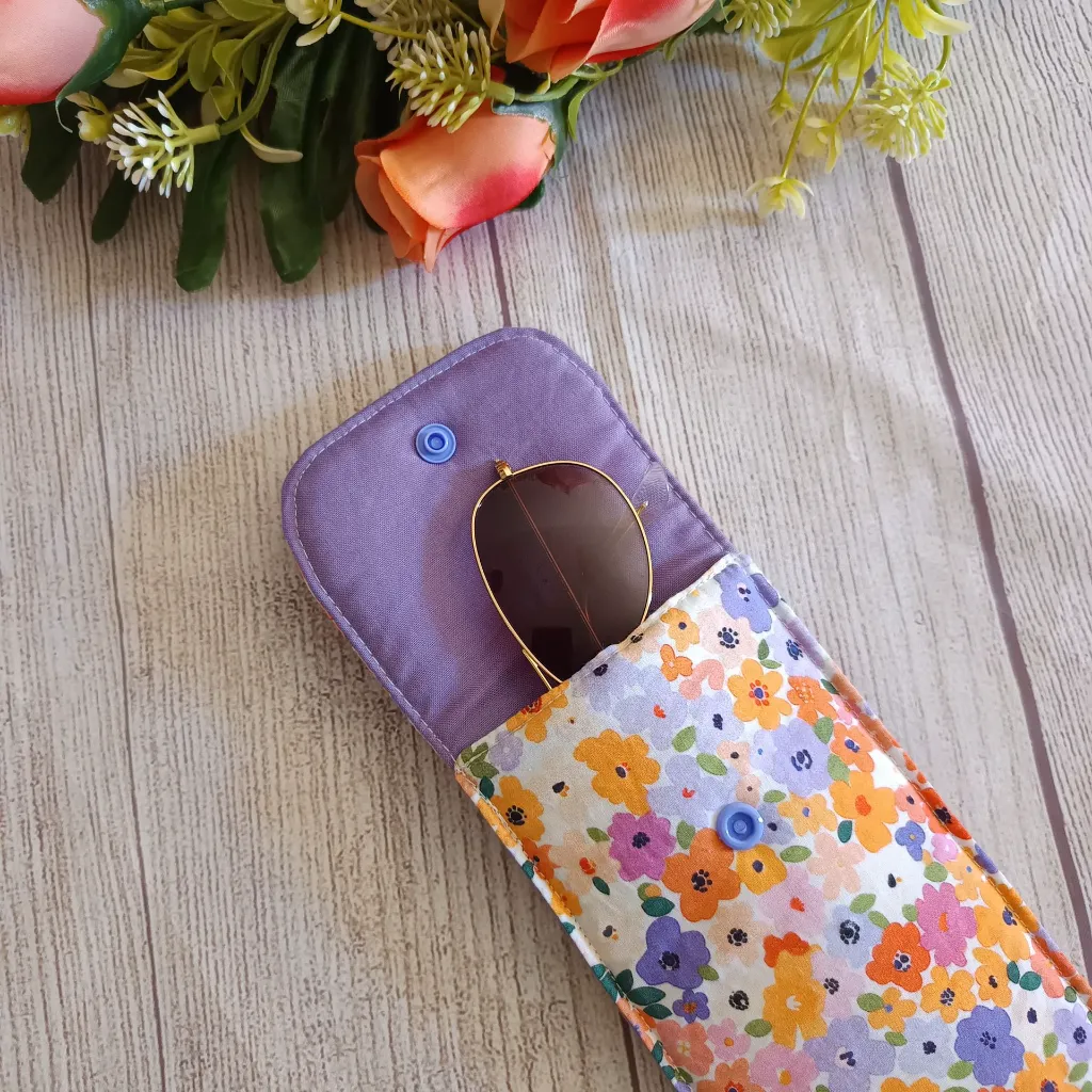 Funda para gafas de tela  con cierre de solapa.