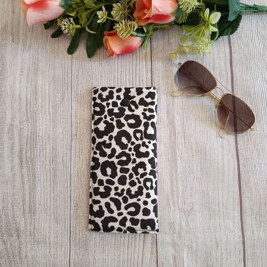 Funda de gafas de tela animal print hecha a mano en Menorca