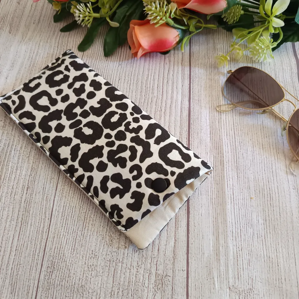 Estampado  animal print negro y beige en funda de gafas de tela