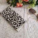 Estampado  animal print negro y beige en funda de gafas de tela