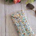 Funda de gafas de tela acolchada con flores pequeñas hecha a mano