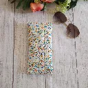 Funda de gafas de tela con prespunte acolchado y flores pqueñas.