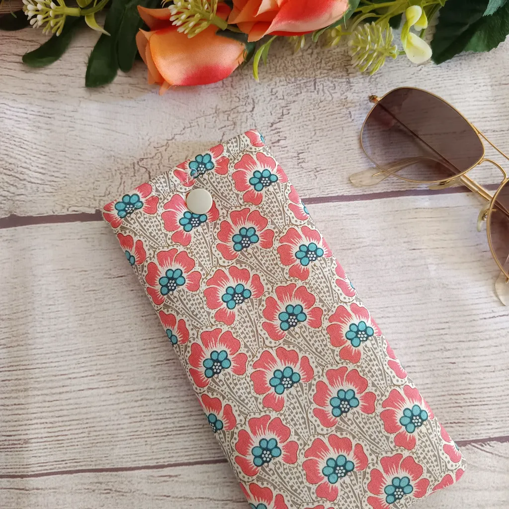 Funda de gafas de tela hecha a mano con estampado de amapolas coral y turquesa