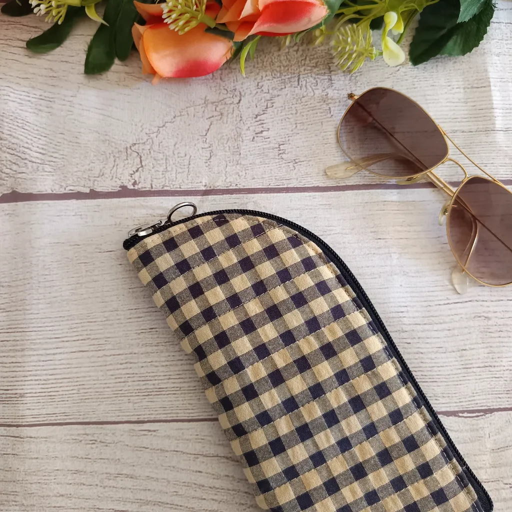 Funda de gafas de tela hecha a mano ,estampado cuadros vichy beige y negro