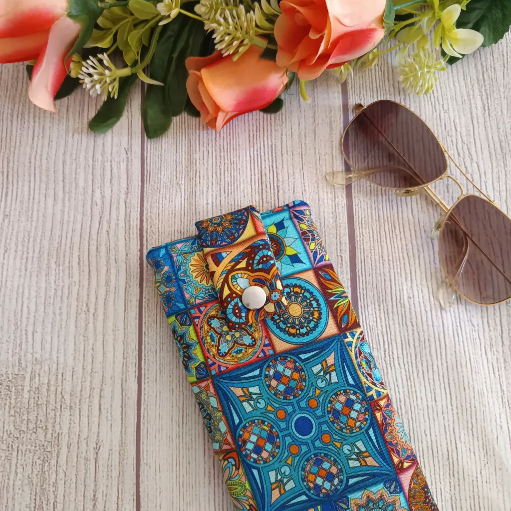 Funda de gafas de tela con estampado de azulejos  mosaicos en tono azul y naranja.hecha a mano