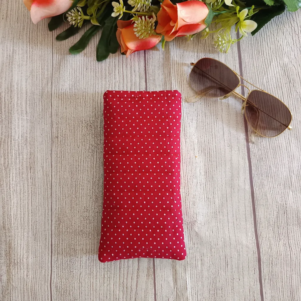 Detalle de costura artesanal en funda de gafas patchwork