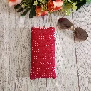 Detalle de costura artesanal en funda de gafas patchwork