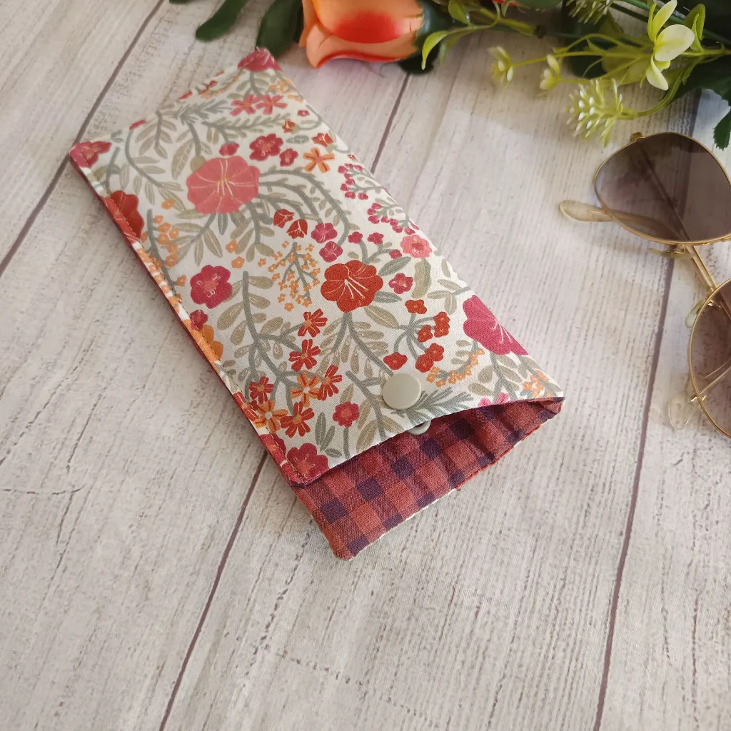 Funda de gafas de sol tela flores rosas coral