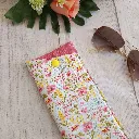 Funda de gafas de tela floral hecha a mano con cierre de botón