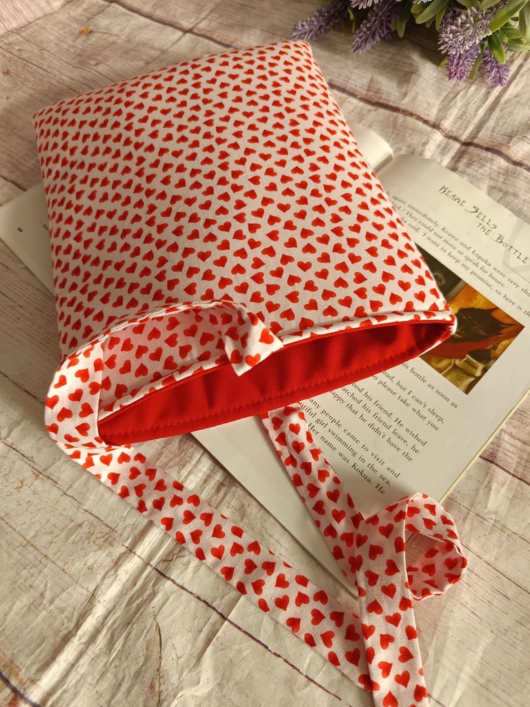 funda de libro hecha a mano con estampado de corazones rojos para proteger libros