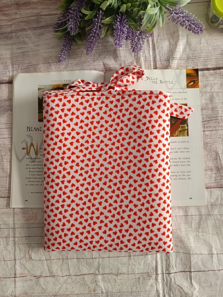 funda de libro hecha a mano con estampado de corazones rojos