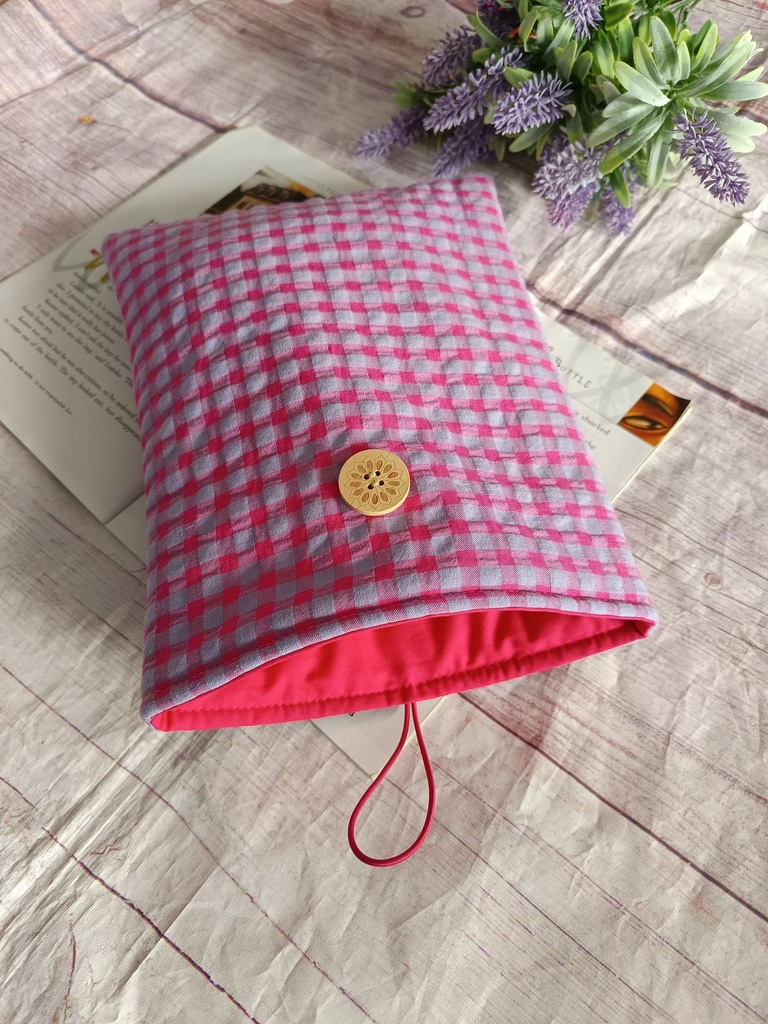 Funda de libro  hecha a mano en cuadros vichy lila