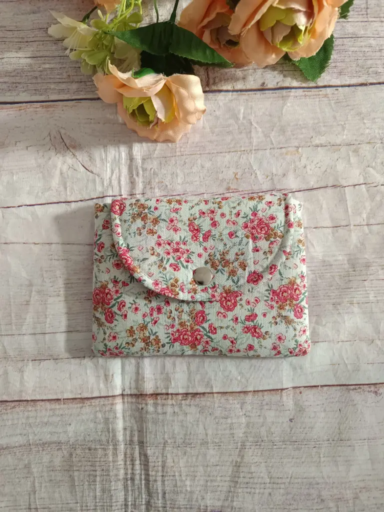 Bolsa multiusos artesanal con estampado de rosas