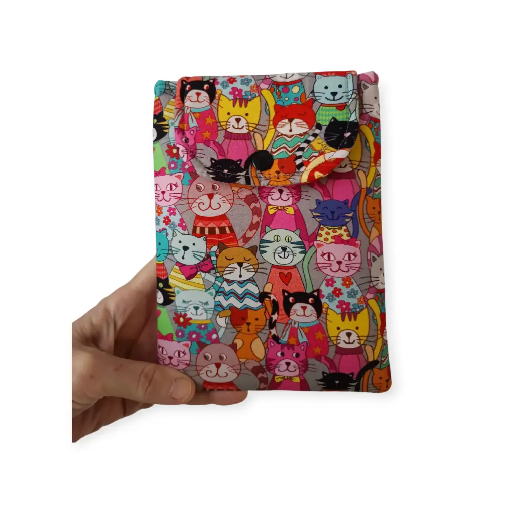     Funda Kindle artesanal con gatos de colores