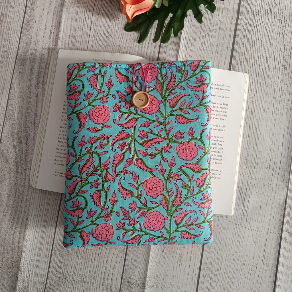 Funda de libro floral turquesa hecha a mano