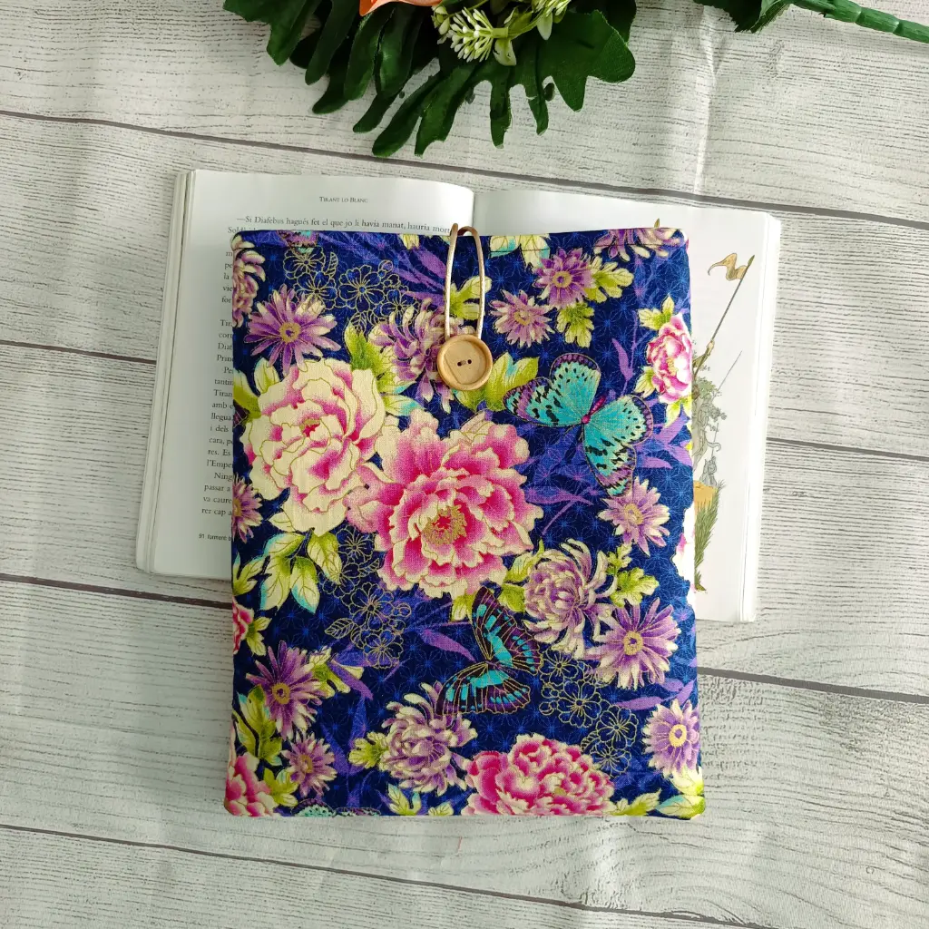 Funda de libro de tela floral con mariposas