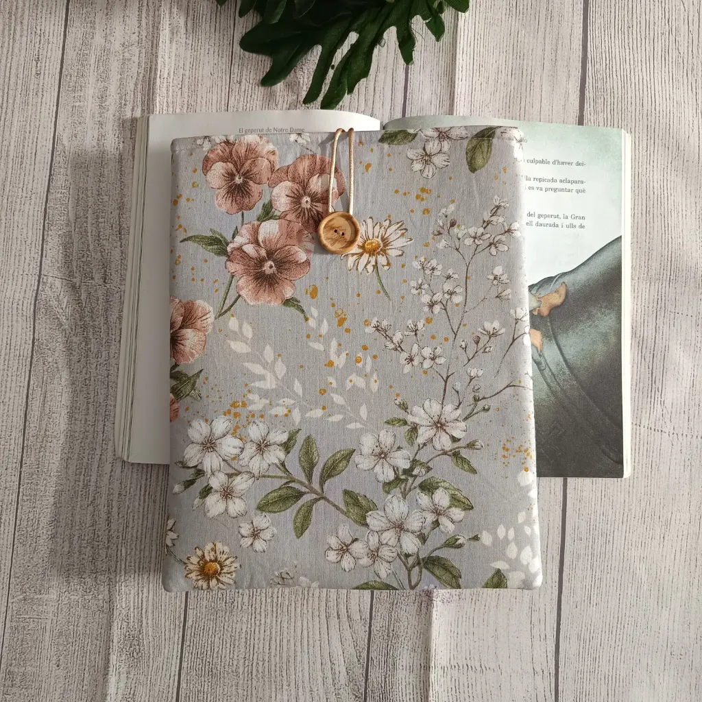 Funda para libro hecha a mano floral – protector acolchado