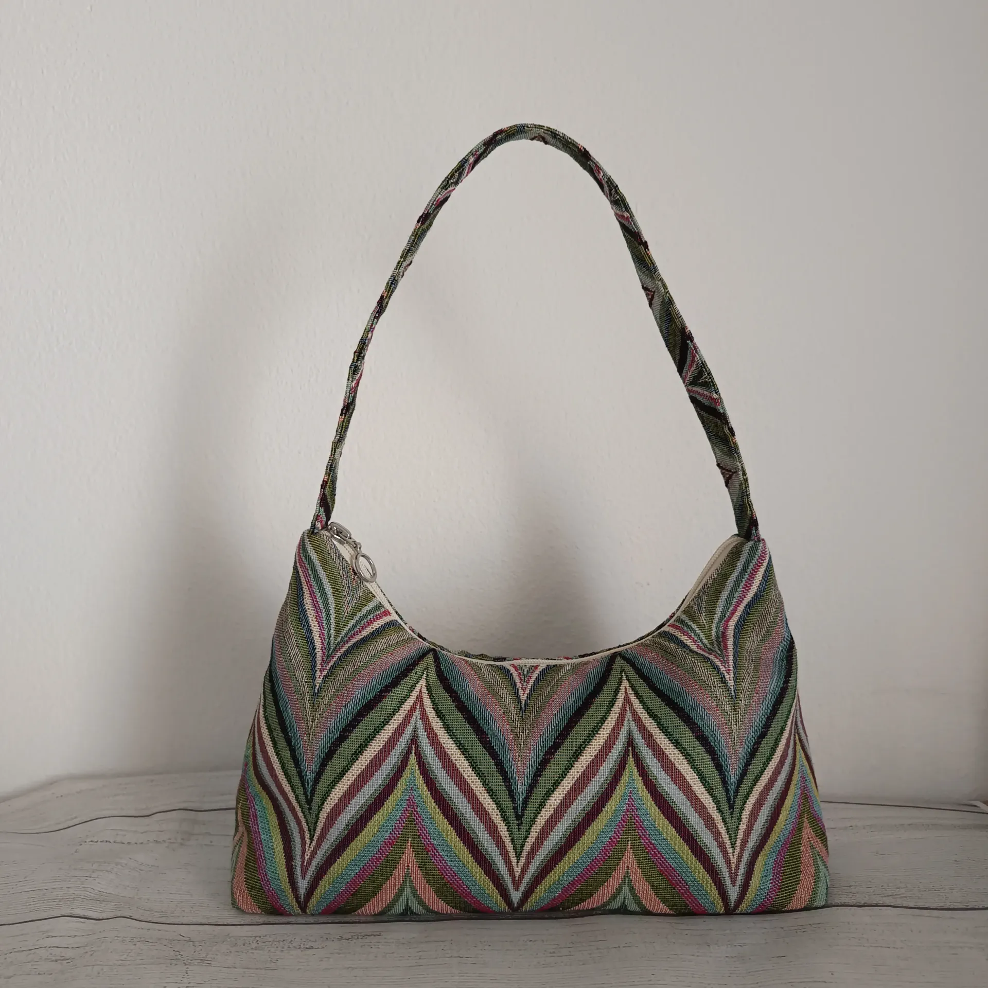 Bolso de hombro de tela multicolor con estampado chevron