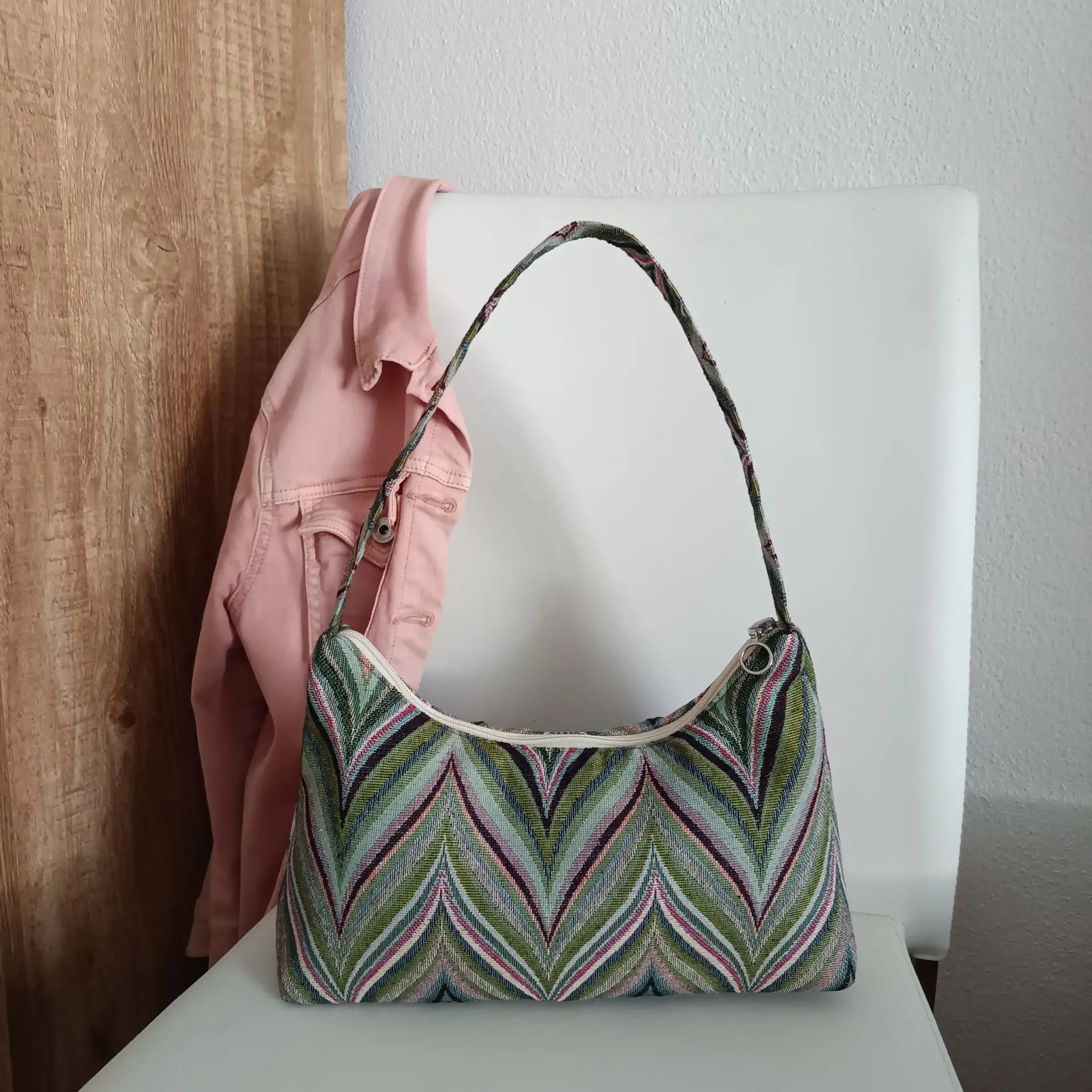 Bolso de hombro de tela multicolor con estampado chevron