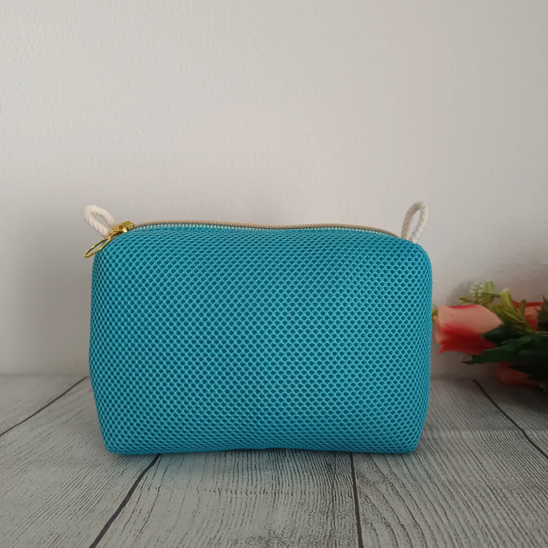 Neceser hecho a mano para mujer en malla 3D