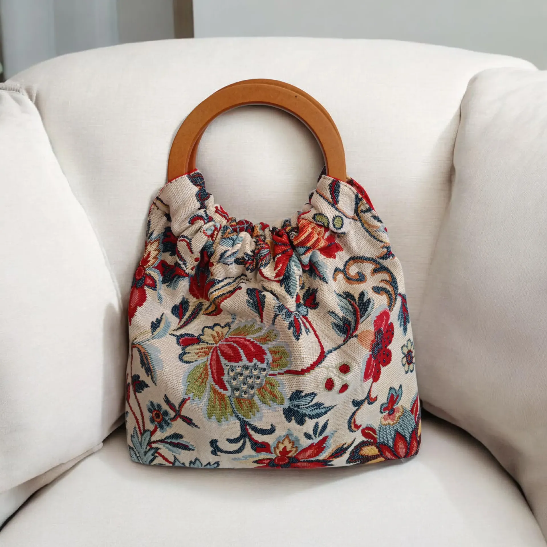 Bolso de tela hecho a mano con asa de madera – diseño floral elegante