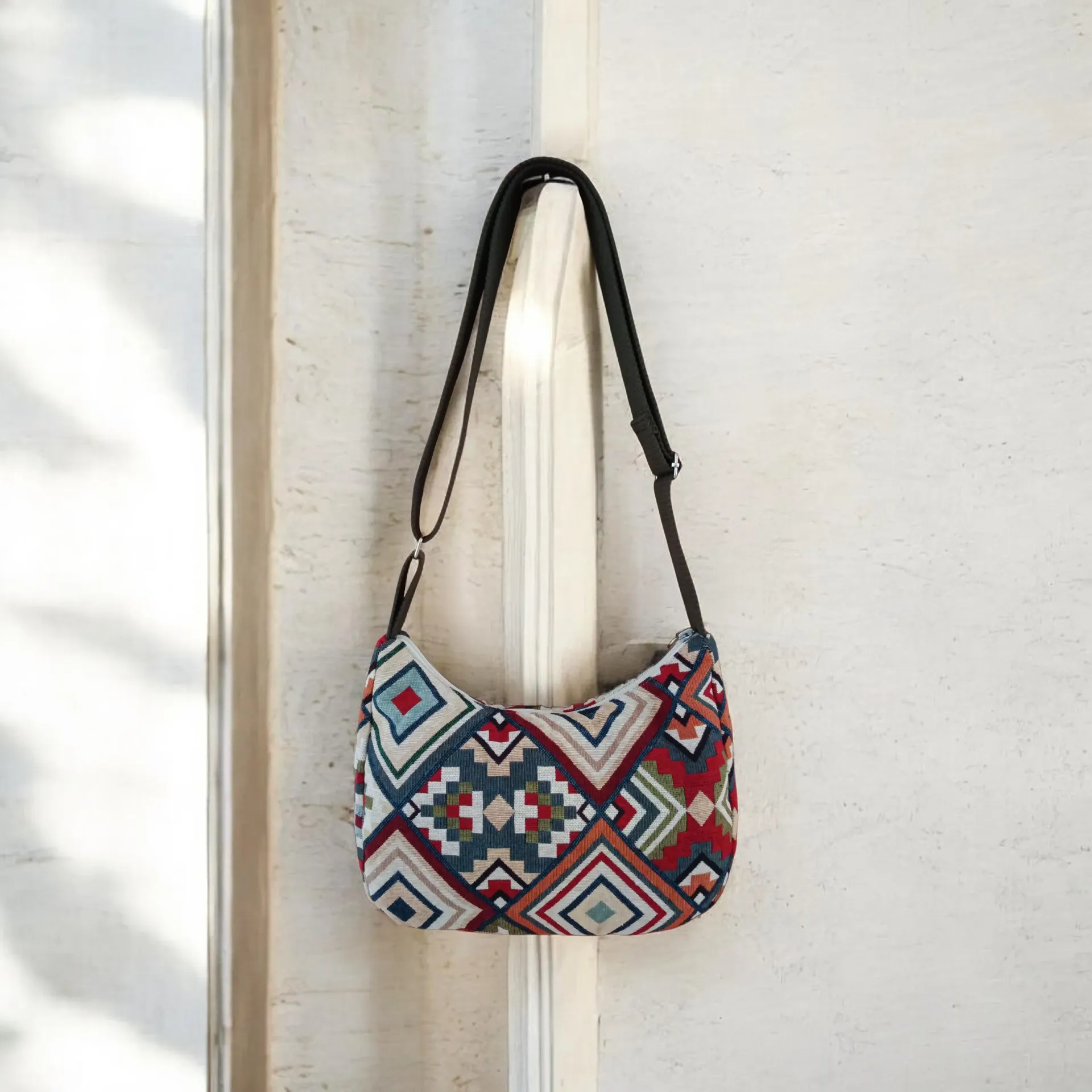 Bandolera artesanal hecha a mano con diseño geométrico único