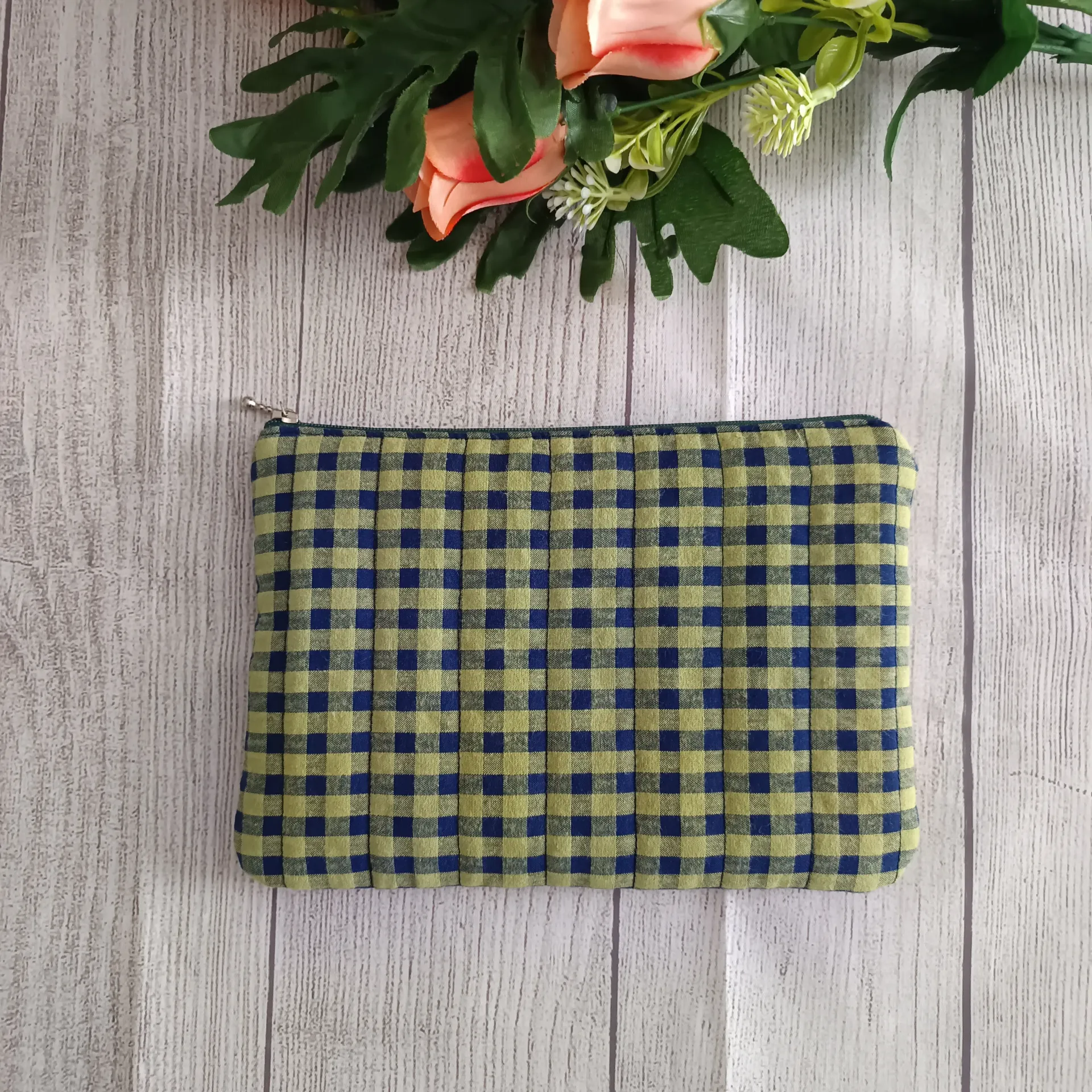 Neceser plano de tela para mujer con diseño de cuadros verde y azul