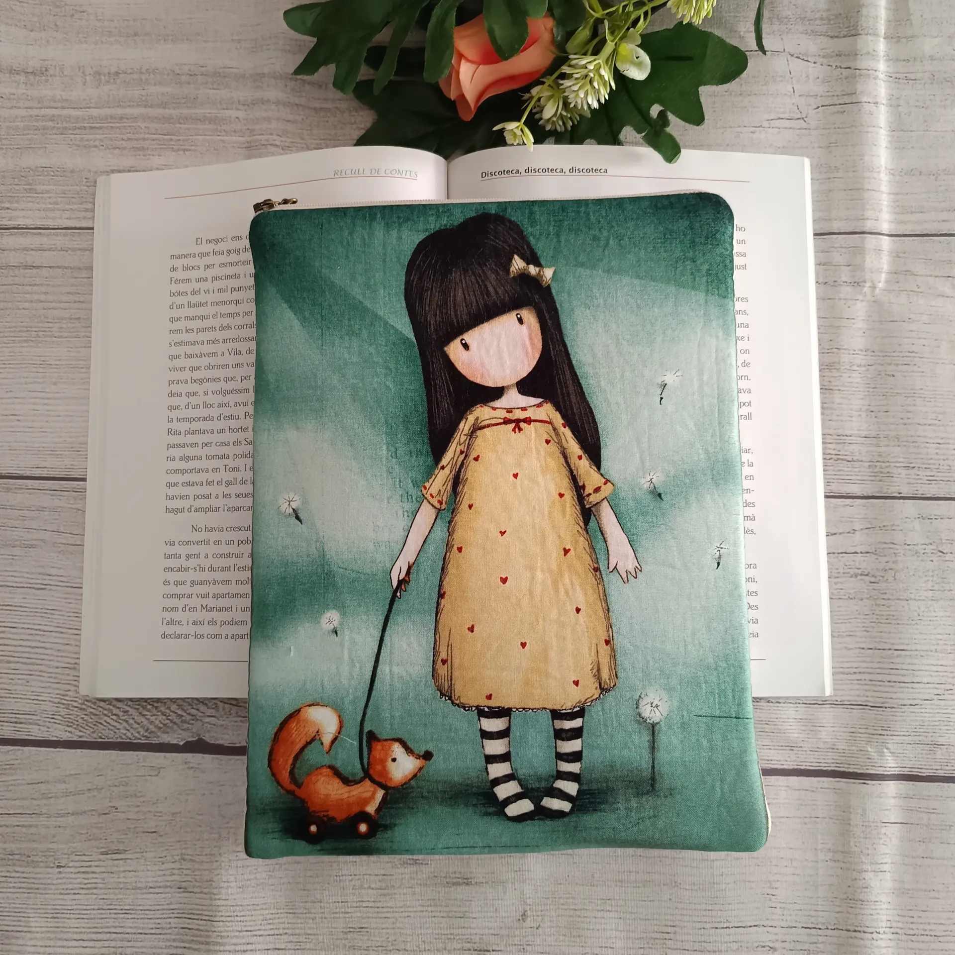 Estuche para libro de tela con ilustración de niña y zorro