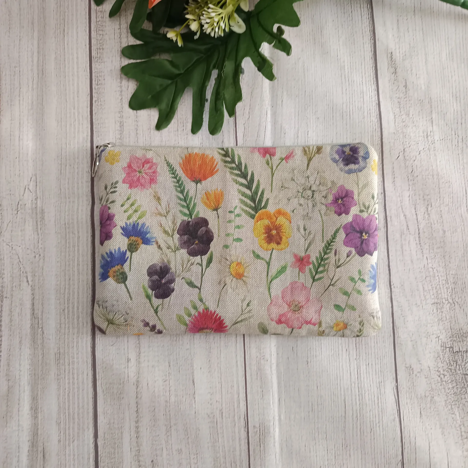 Neceser plano de tela floral hecho a mano