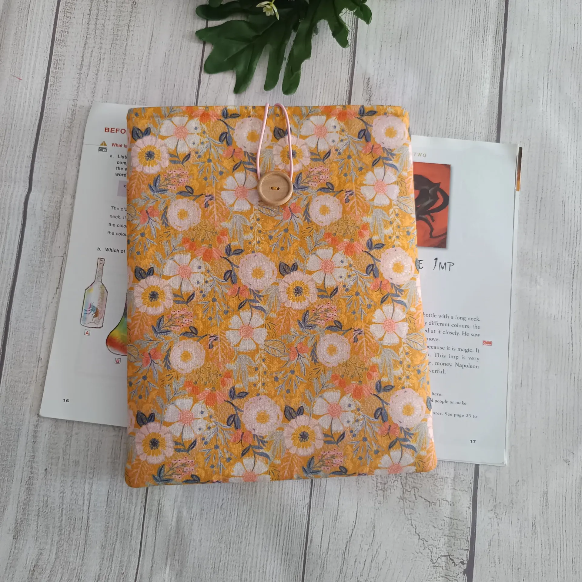 Funda para libro artesanal de tela floral con cierre seguro