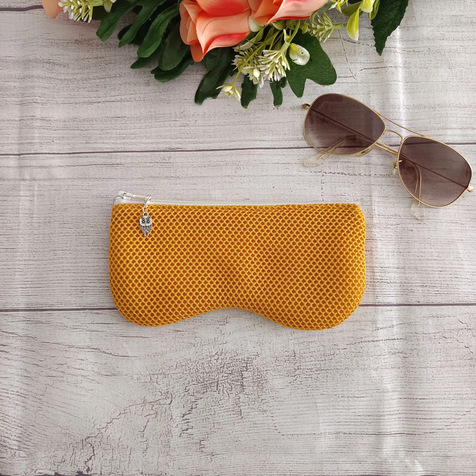 Funda de gafas artesanal en tejido malla 3D mostaza