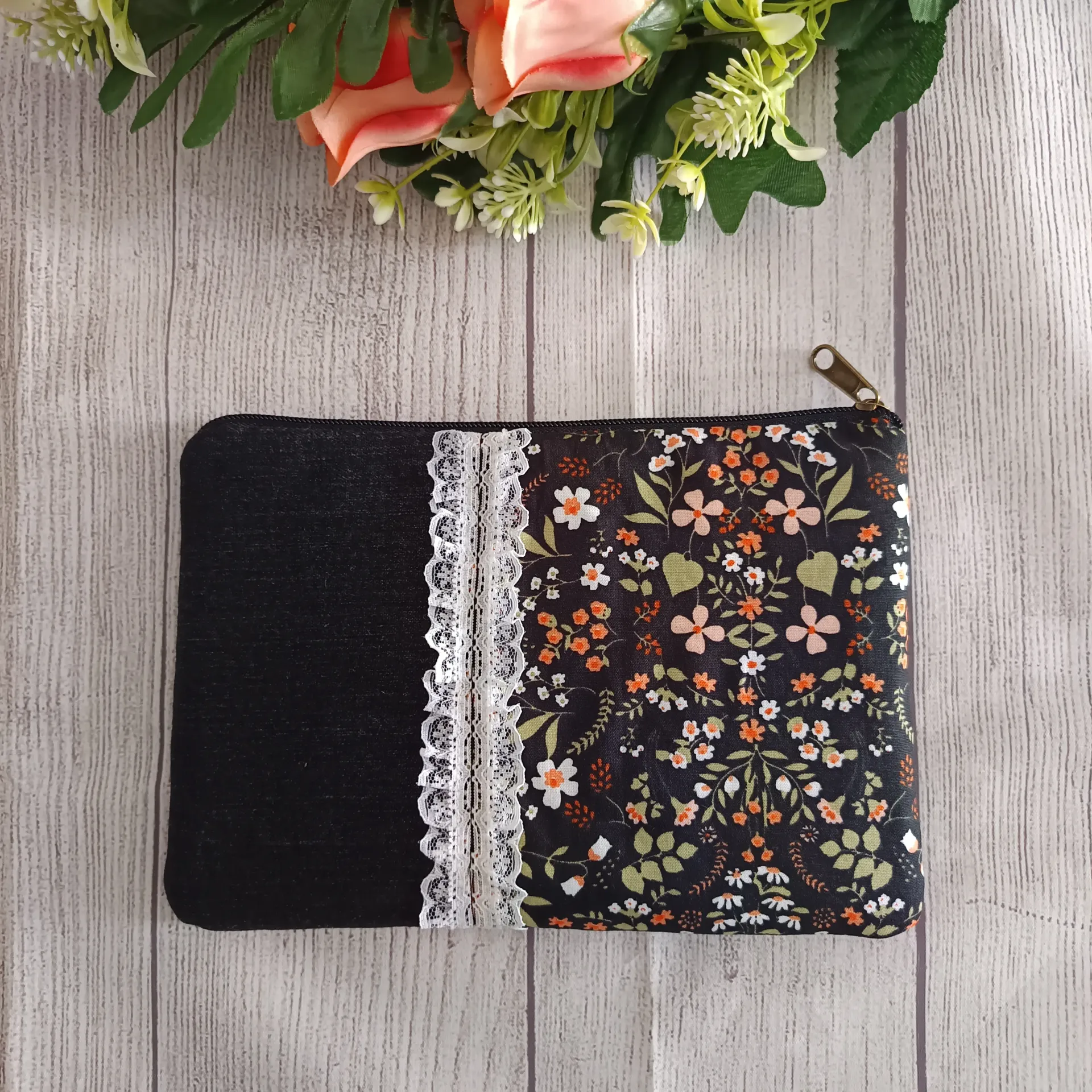 Neceser plano artesanal con encaje y estampado floral