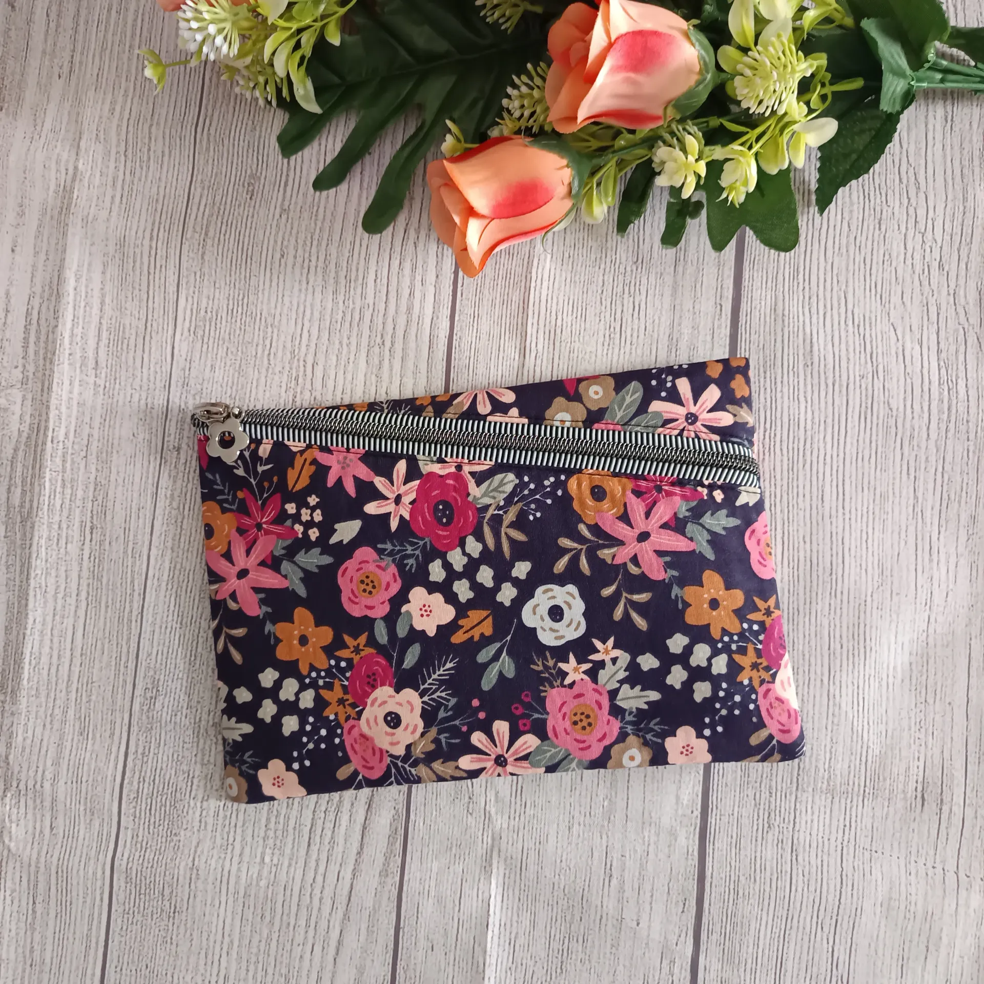 Neceser plano floral con cremallera – práctico, ligero y artesanal