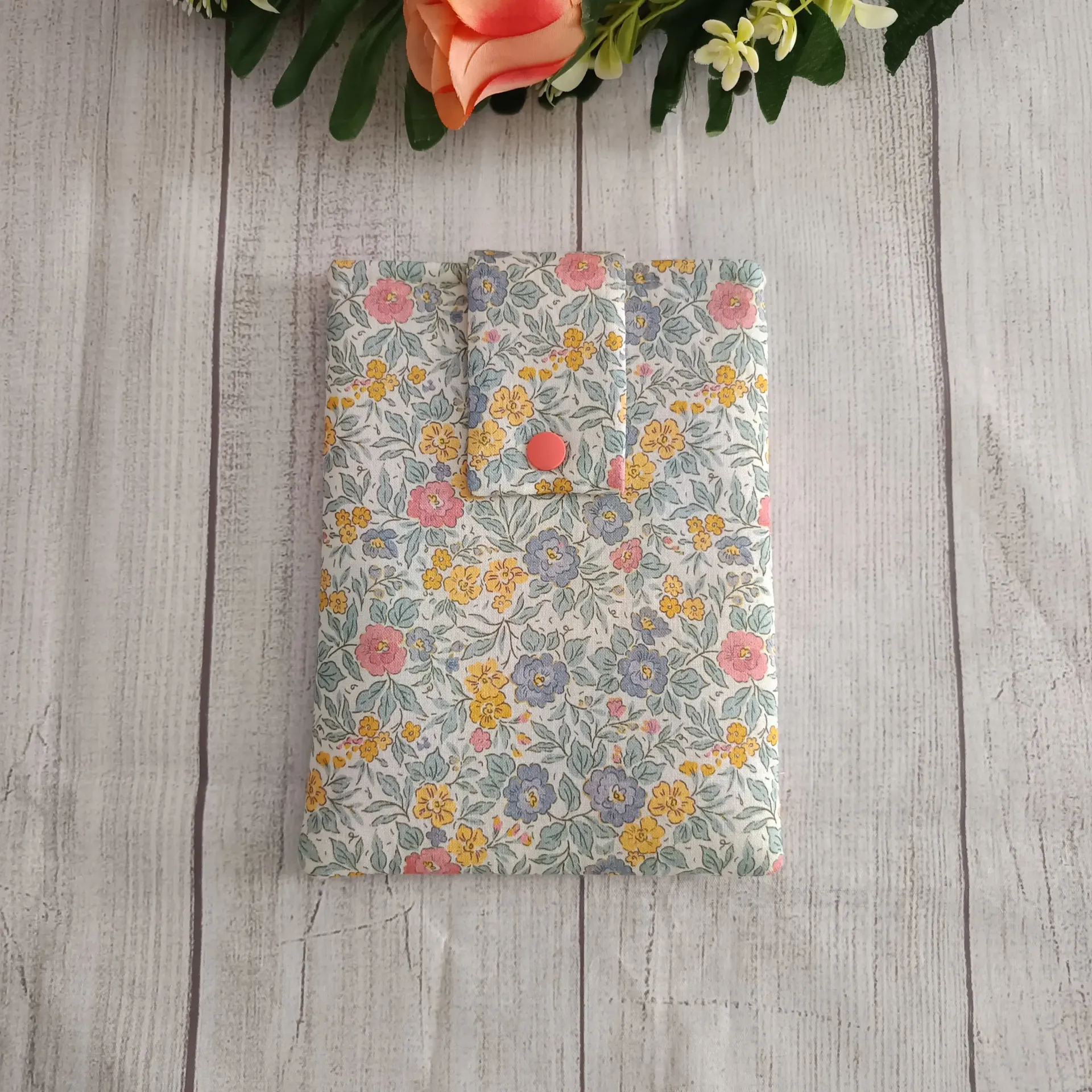 Funda para Kindle artesanal con estampado floral