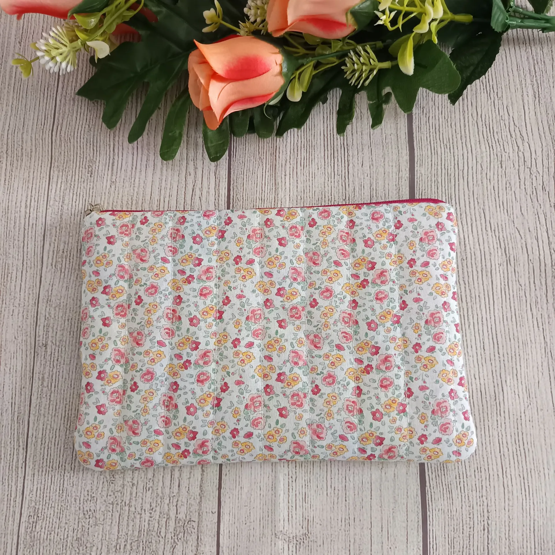 Neceser plano hecho a mano con estampado floral – práctico, ligero y artesanal