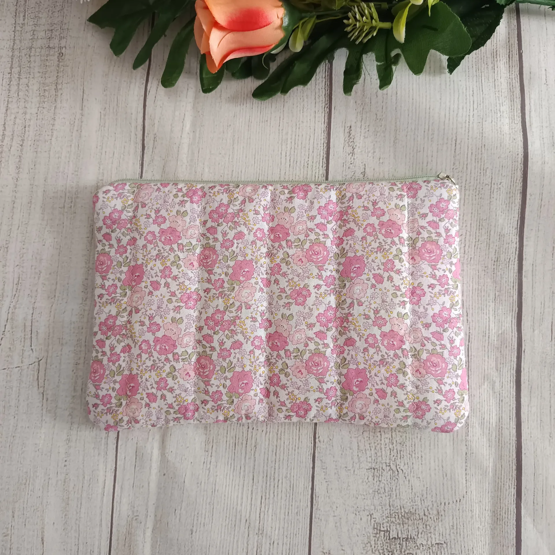 Neceser Plano Floral Rosa Hecho a Mano | Bolsa Multiusos Artesanal