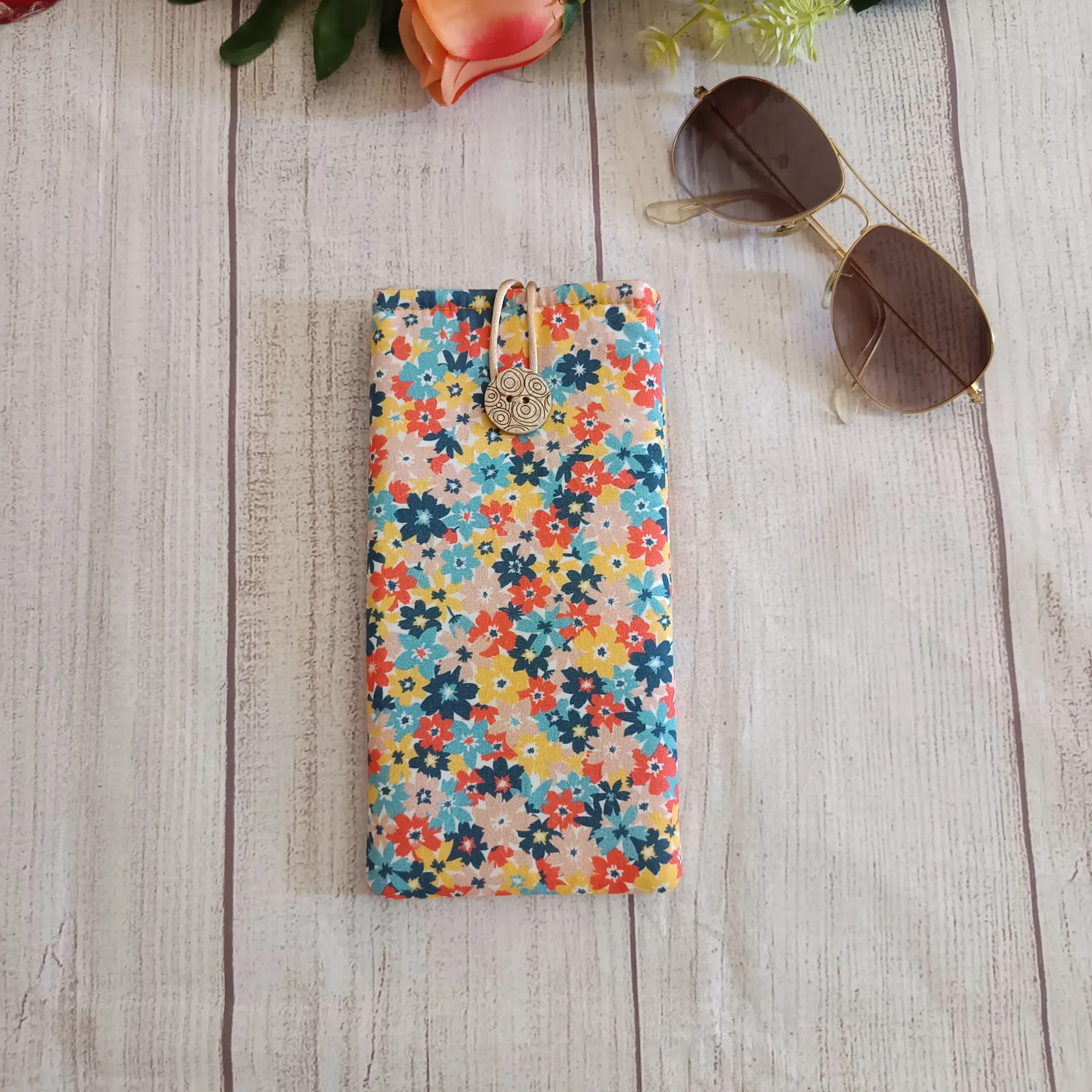 Funda de Gafas Tela Flores Multicolor Botón Madera