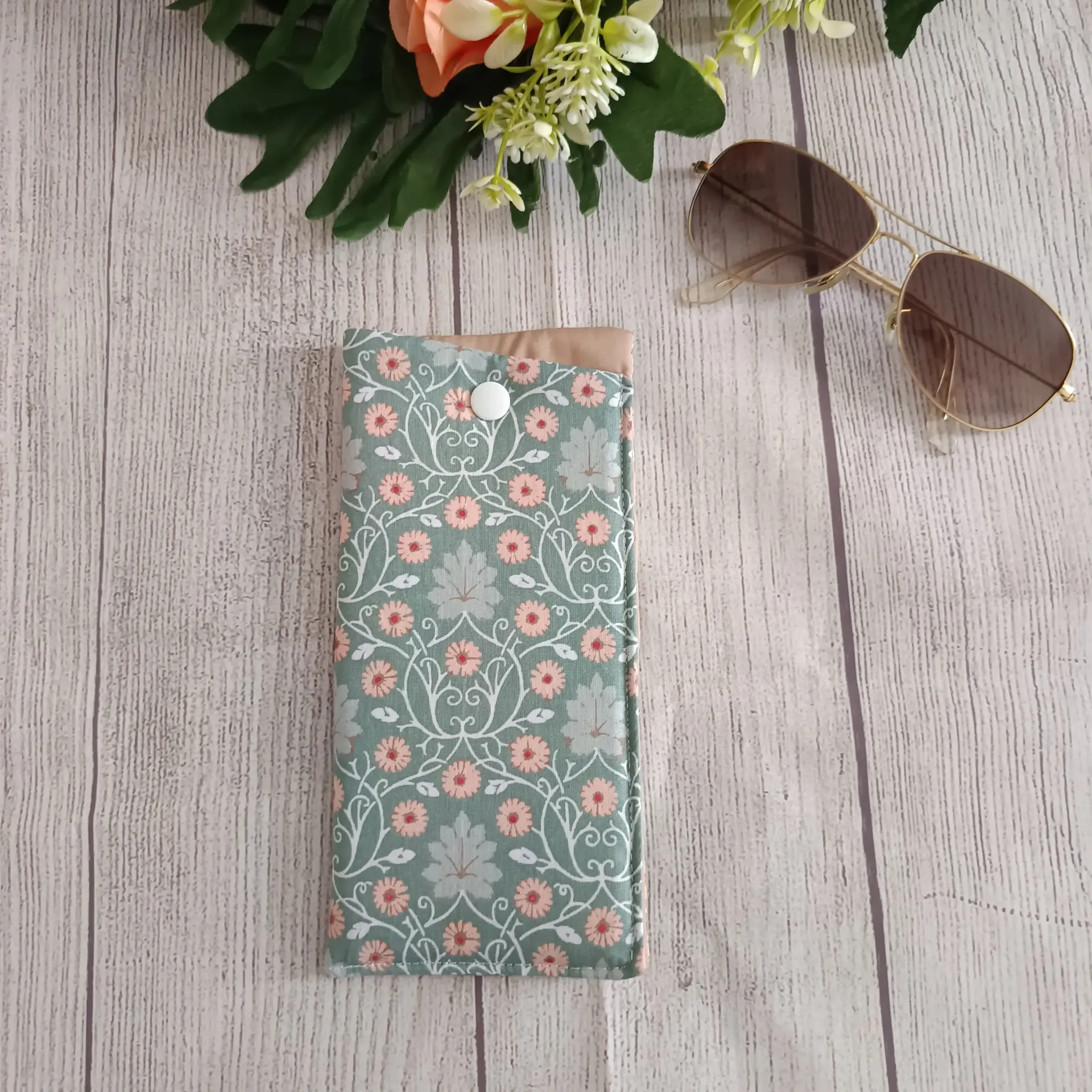 Funda de Gafas Artesanal en Tela Floral Verde Salvia y Rosa
