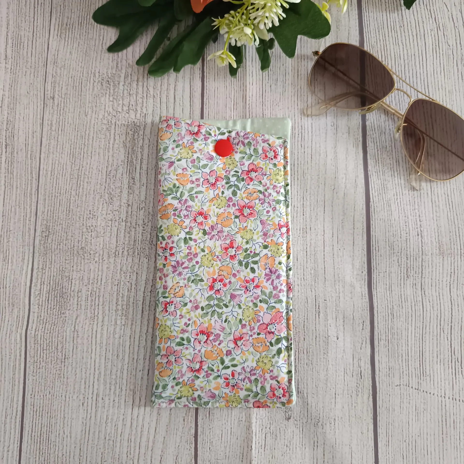 Funda de Gafas Artesanal en Tela Floral Multicolor Fondo Blanco
