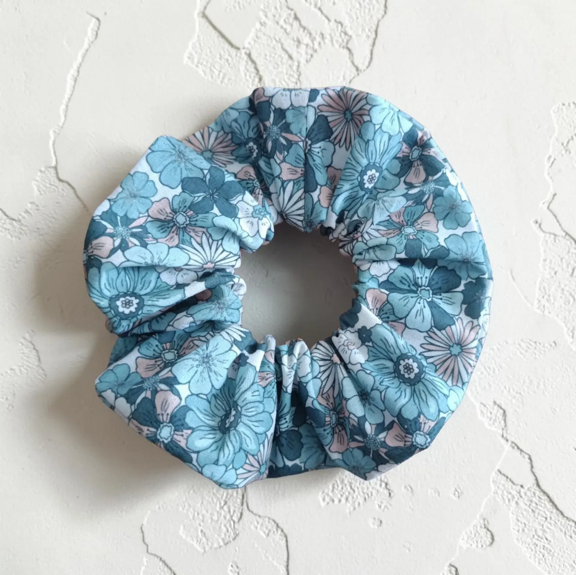 Coletero Artesanal de Tela Floral- Scrunchie Hecho a Mano