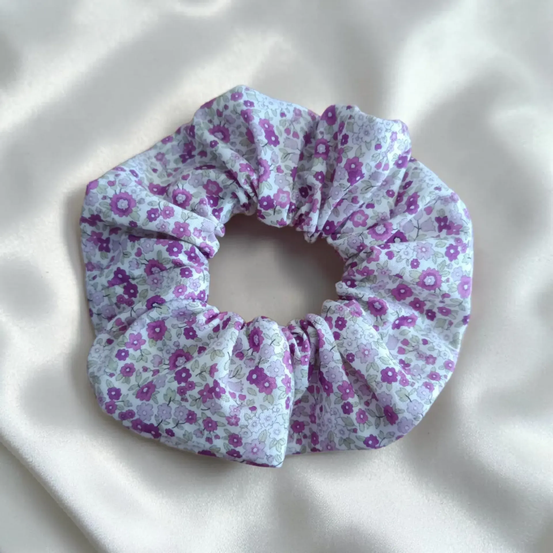 Coletero Artesanal de Tela Floral Lila y Morado · Scrunchie Hecho a Mano