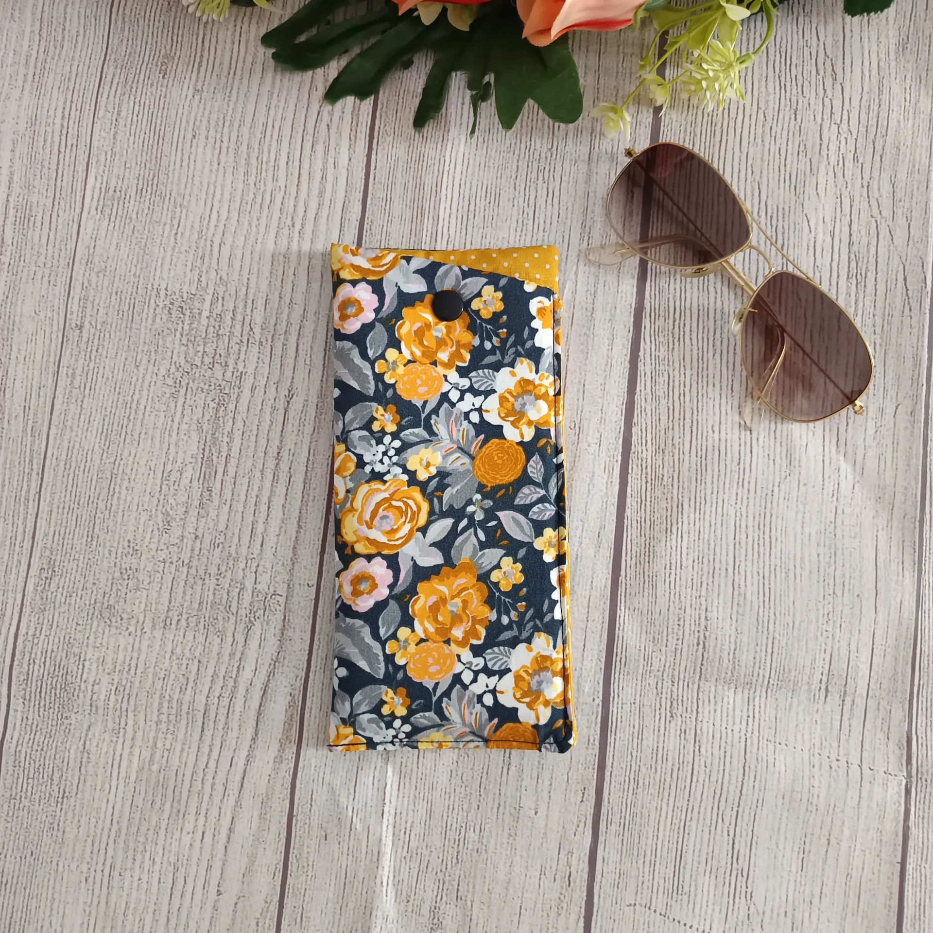 Funda de Gafas Artesanal con Estampado Floral Negro  & Mostaza