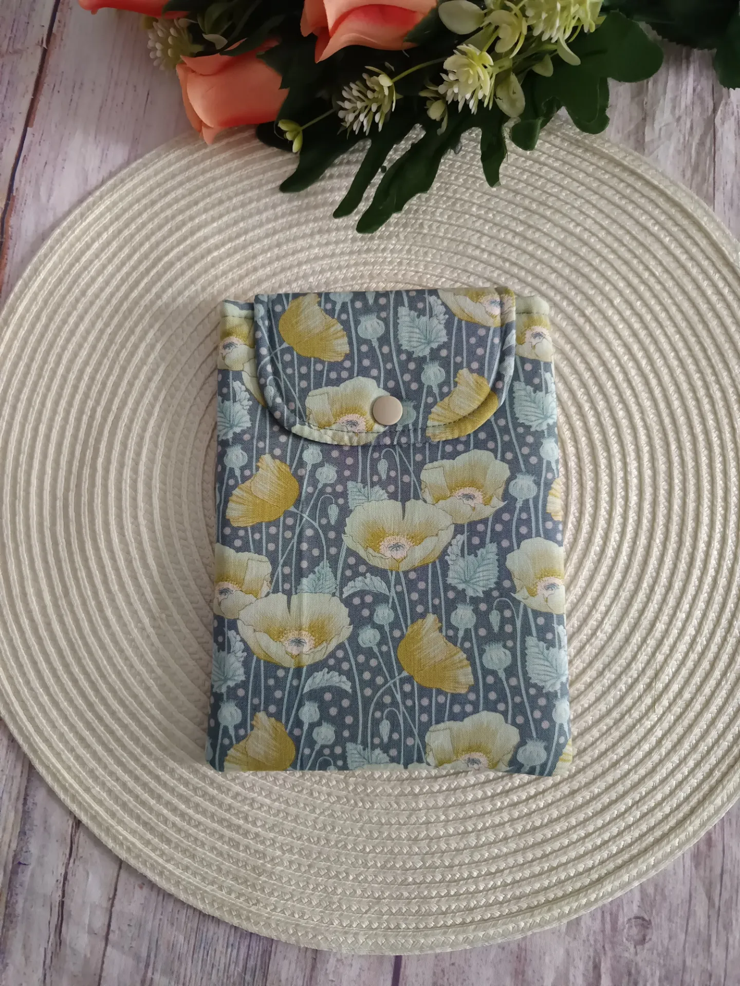 Funda Kindle de flores hecha a mano