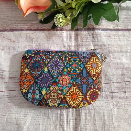 Monedero artesanal de tela con diseño mandala